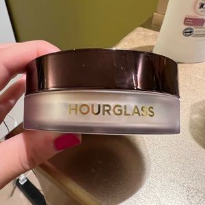 Hourglass Veil Loose Finishing Powder Translucent
